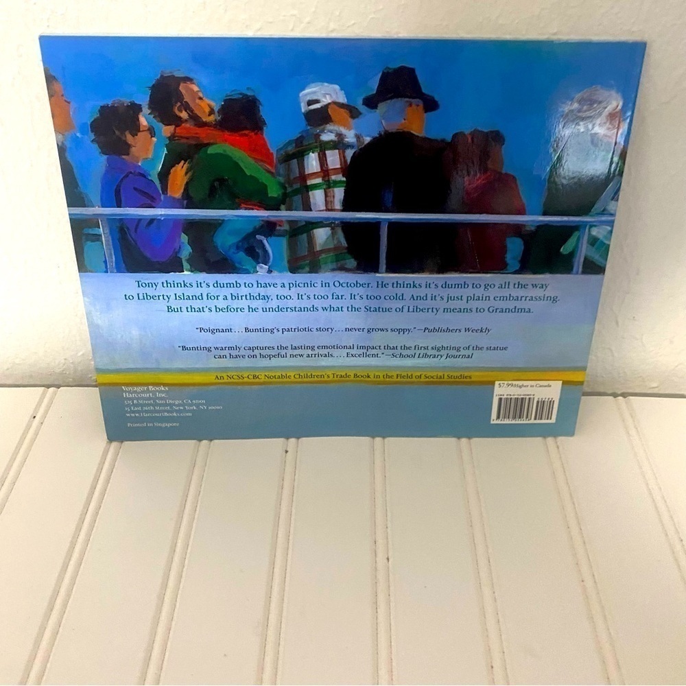 A Picnic in October by Eve Bunting (1-Sep-2004) Paperback - Picture 2 of 5